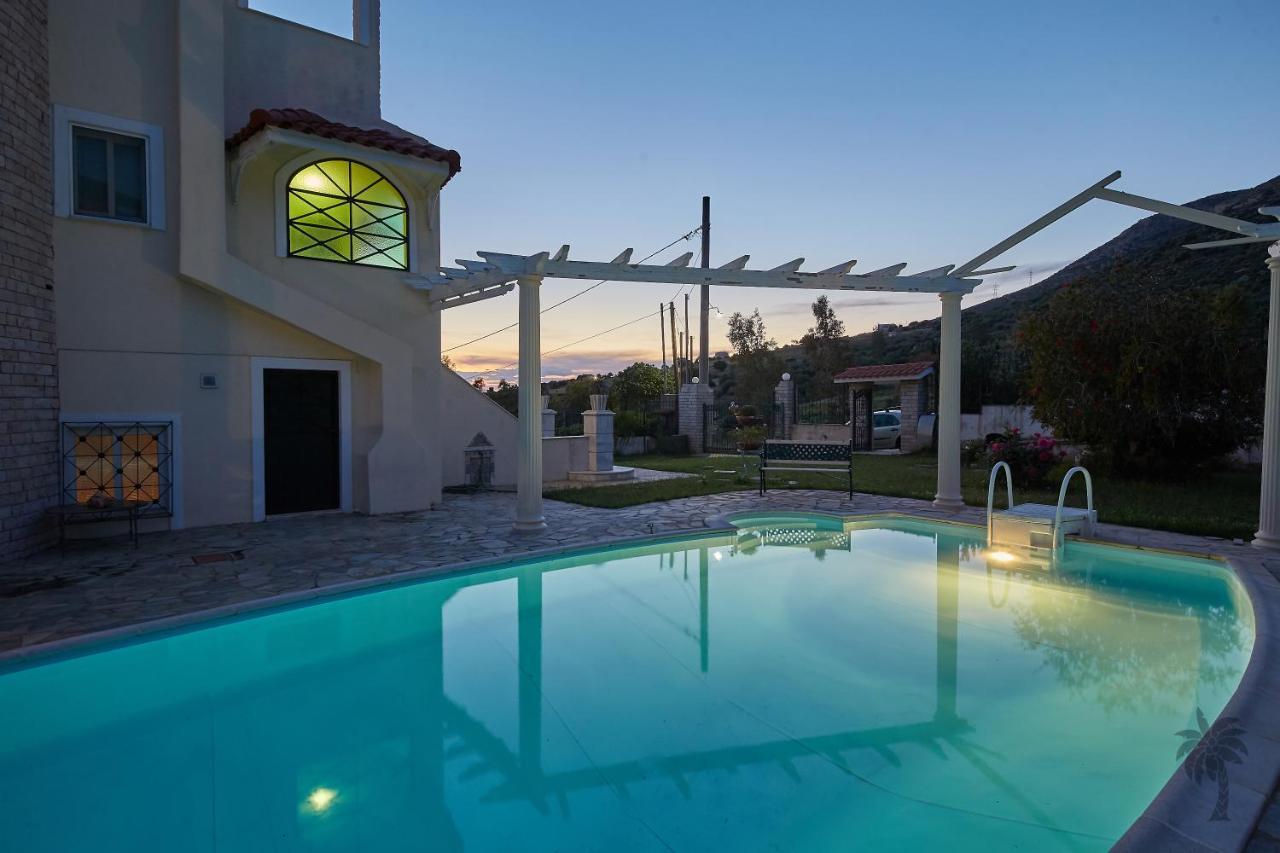 Villa Konstadina With Swimming Pool Kalivia Thorikou Dış mekan fotoğraf